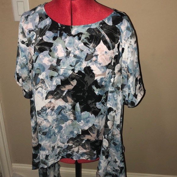 Beautiful flowy blouse😍 - Picture 1 of 3